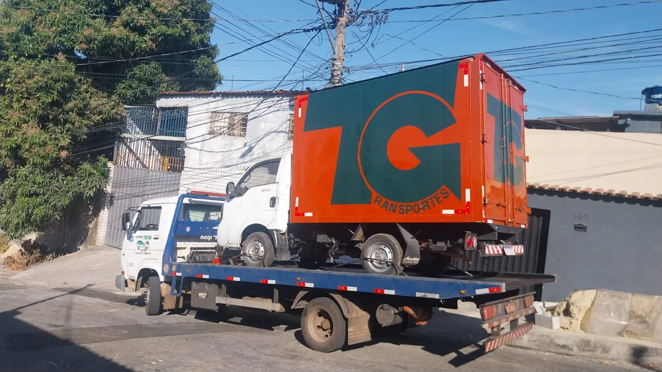Caminhão Socorro Tuta transportando veículo leve