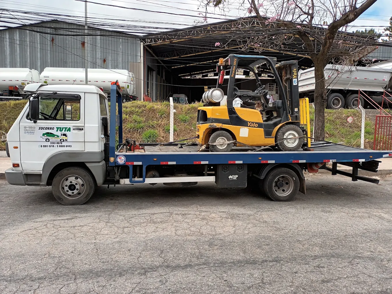 Caminhão Socorro Tuta transportando empilhadeira Yale
